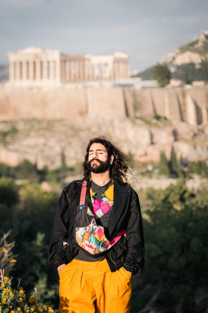 Ελληνικά χειροποίητα ρούχα στην Αθήνα: Άπιαστη πολυτέλεια ή μια πινελιά θεατρικότητας σε προσιτές τιμές;